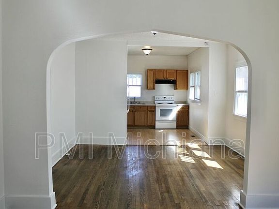 5th image of 1449 Miner St