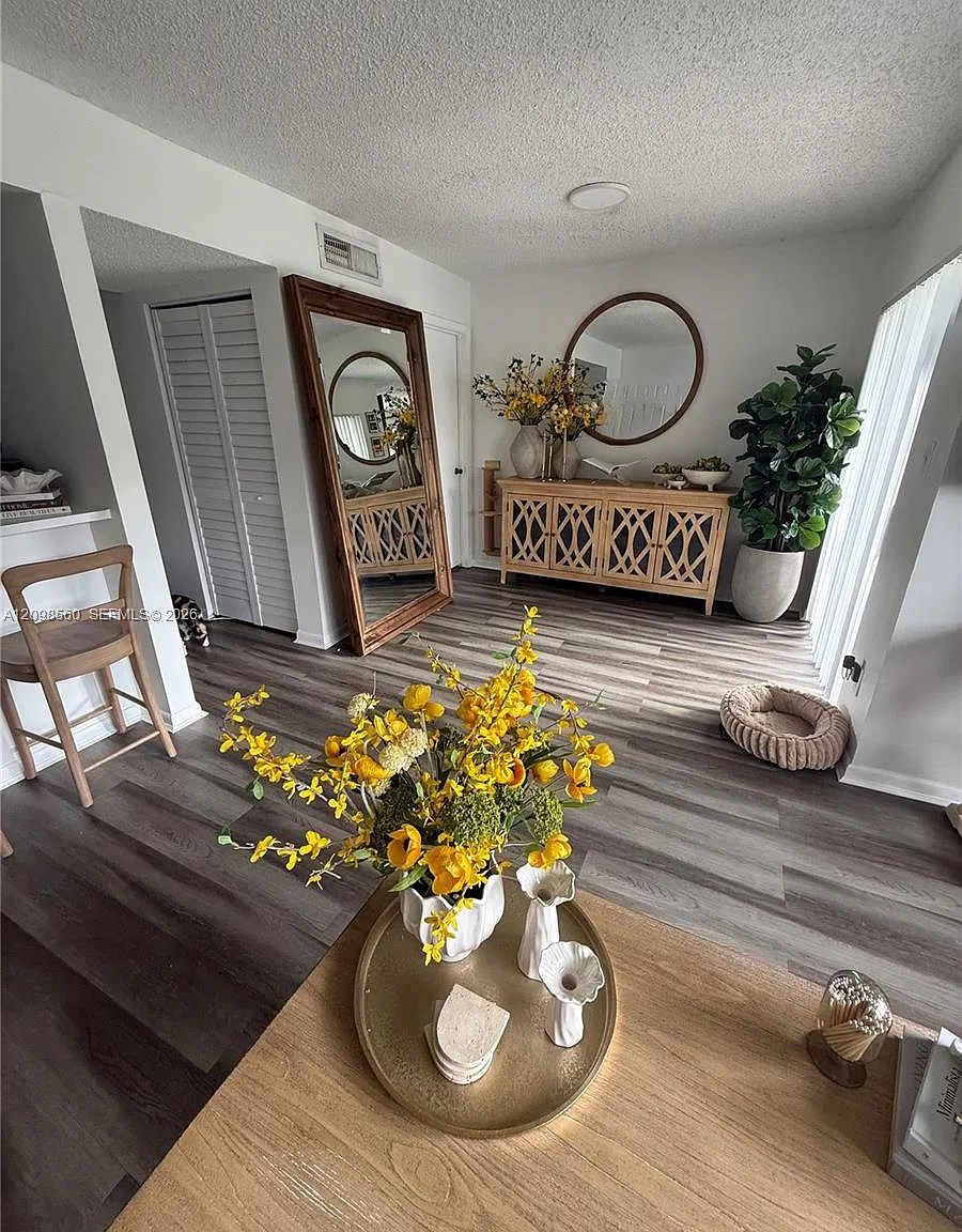 Hollywood Parc Condominiu — Photo 1