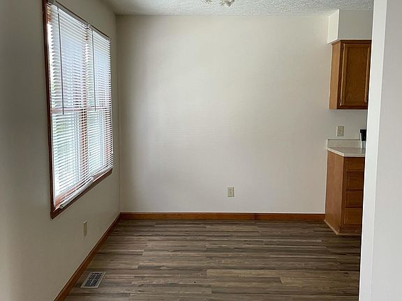 2nd image of 623 W Pine Ln