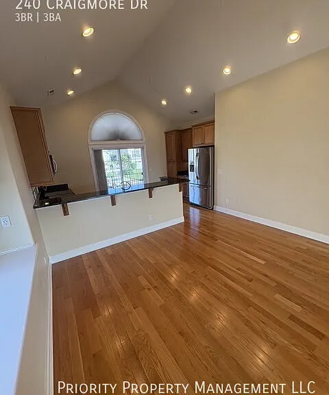 240 Craigmore Dr — Photo 8