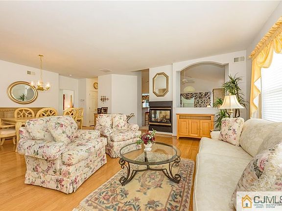 5th image of 12 Milton Dr