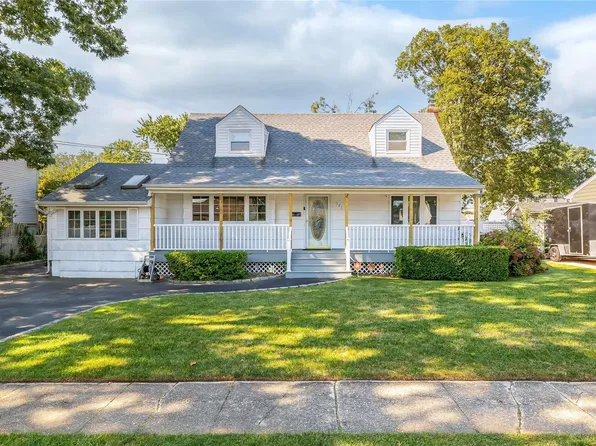 521 N Greene Avenue, Lindenhurst, NY 11757