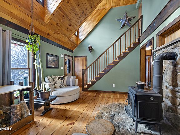 5th image of 593 Woodmere Rd