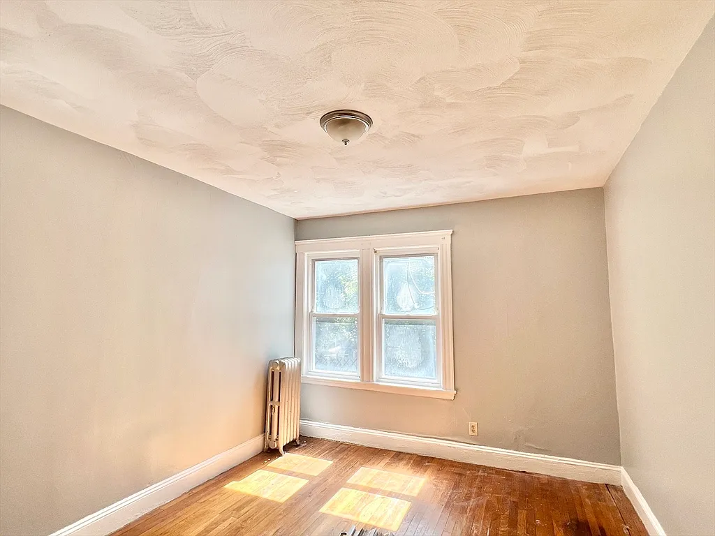 3 bed, 1.0 bath, 1100 sqft, $2,900 — Photo 2