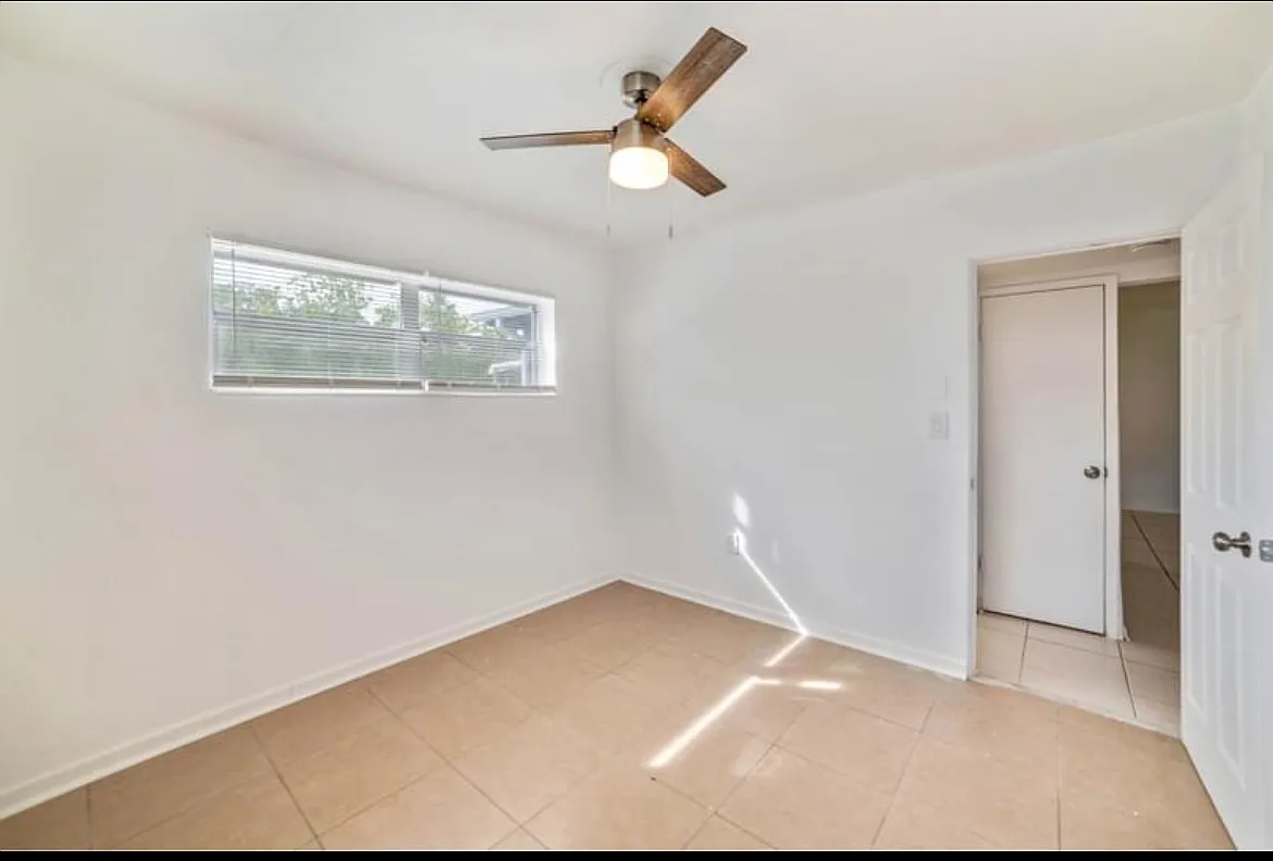 3 bed, 1.0 bath, 1300 sqft, $1,750 — Photo 2