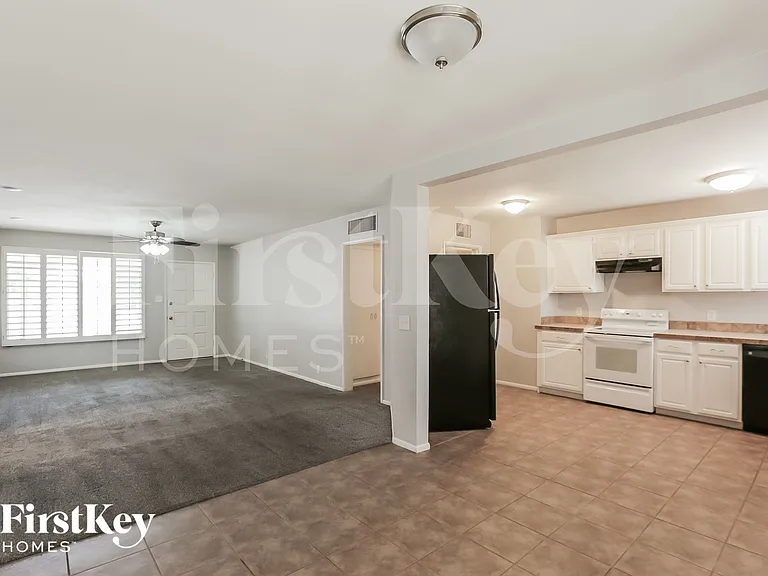 1357 W Sells Dr — Photo 3