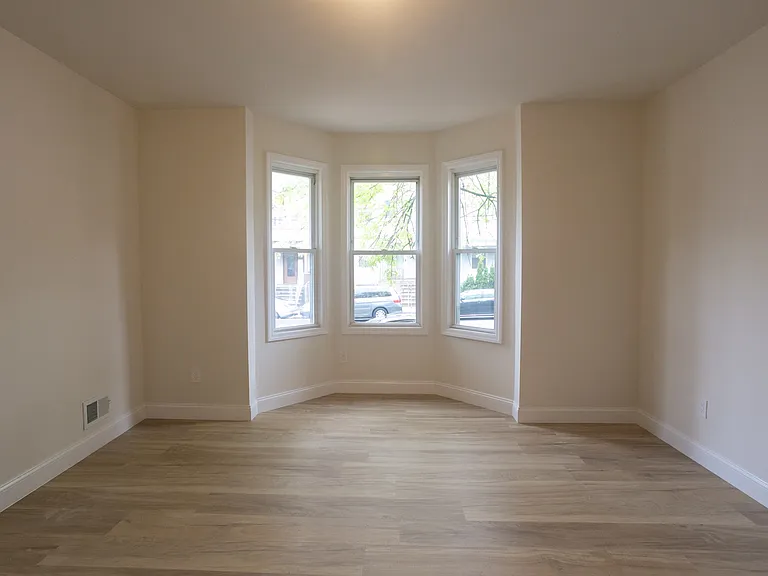 219 6th Ave W #1 — Photo 3