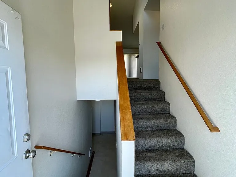 5631 N Hills Dr — Photo 2