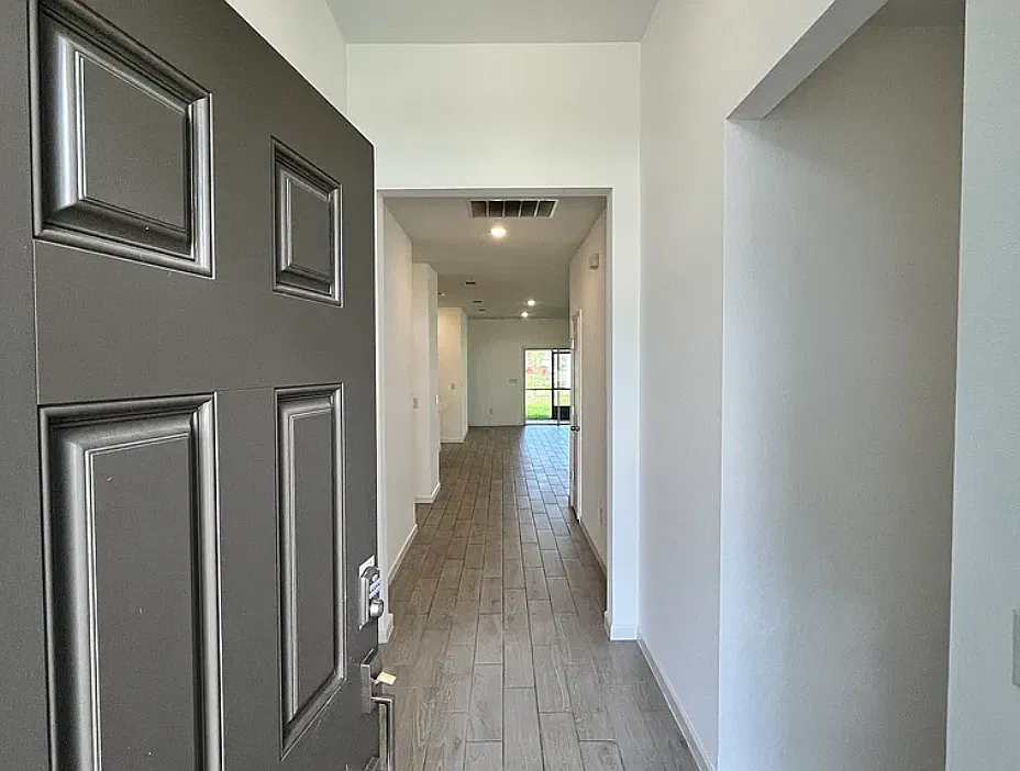 4 bed, 2040 sqft, $2,099 — Photo 2
