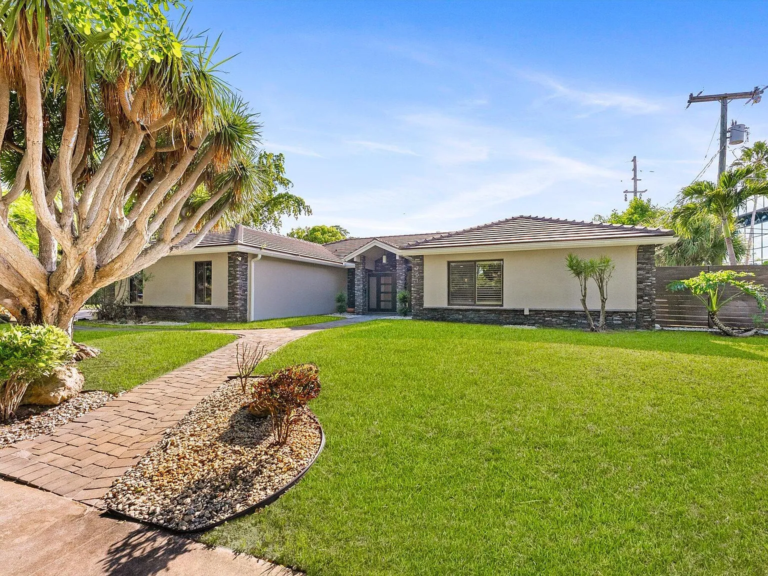 4 bed, 3.0 bath, 2484 sqft, $7,500 — Photo 4