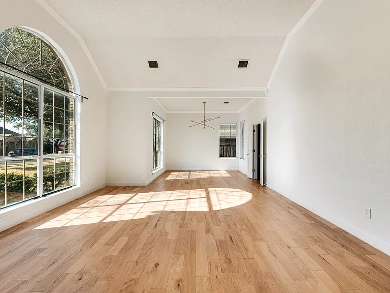 2049 Cannes Dr — Photo 3