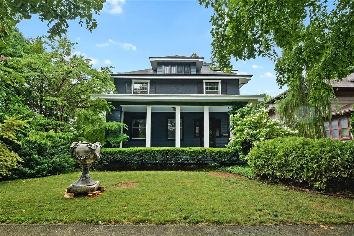 1107 W Church St photo 1