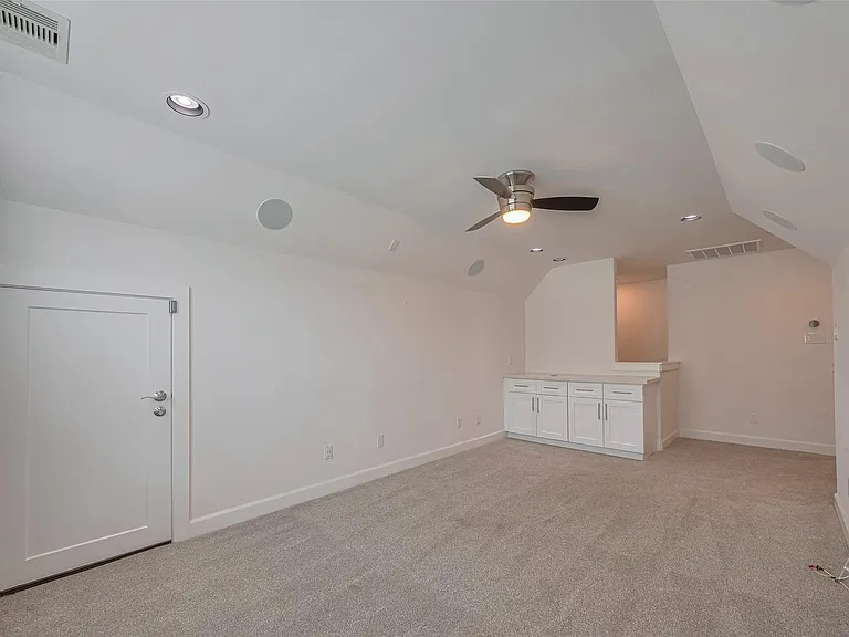 854 W 20th St — Photo 32