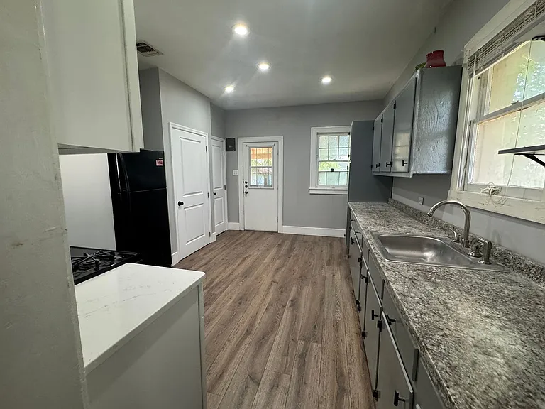 942 Bailey Ave — Photo 9