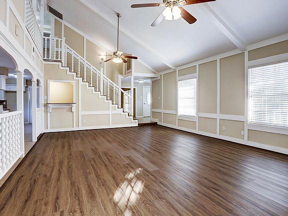 Freshly painted rooms with beautiful pillars.