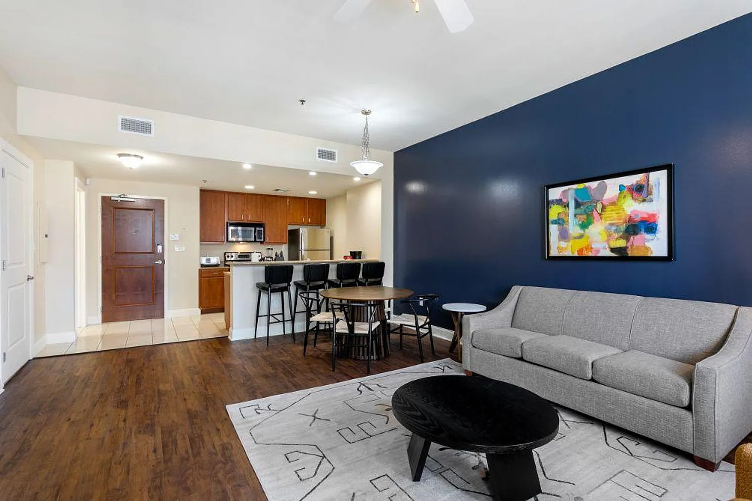 1 bed, 2.0 bath, 731 sqft, $4,678 — Photo 2