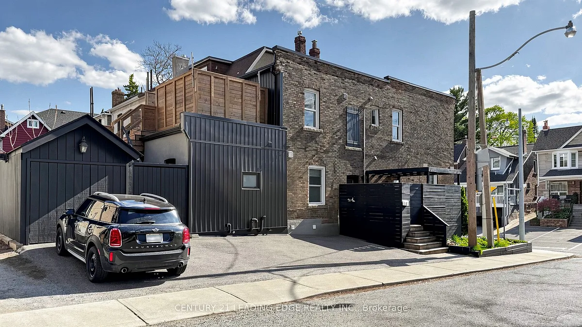 Building Photo - 679 Woodbine Ave E #2