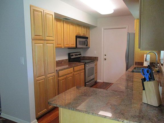 5th image of 246 Harbour Dr E