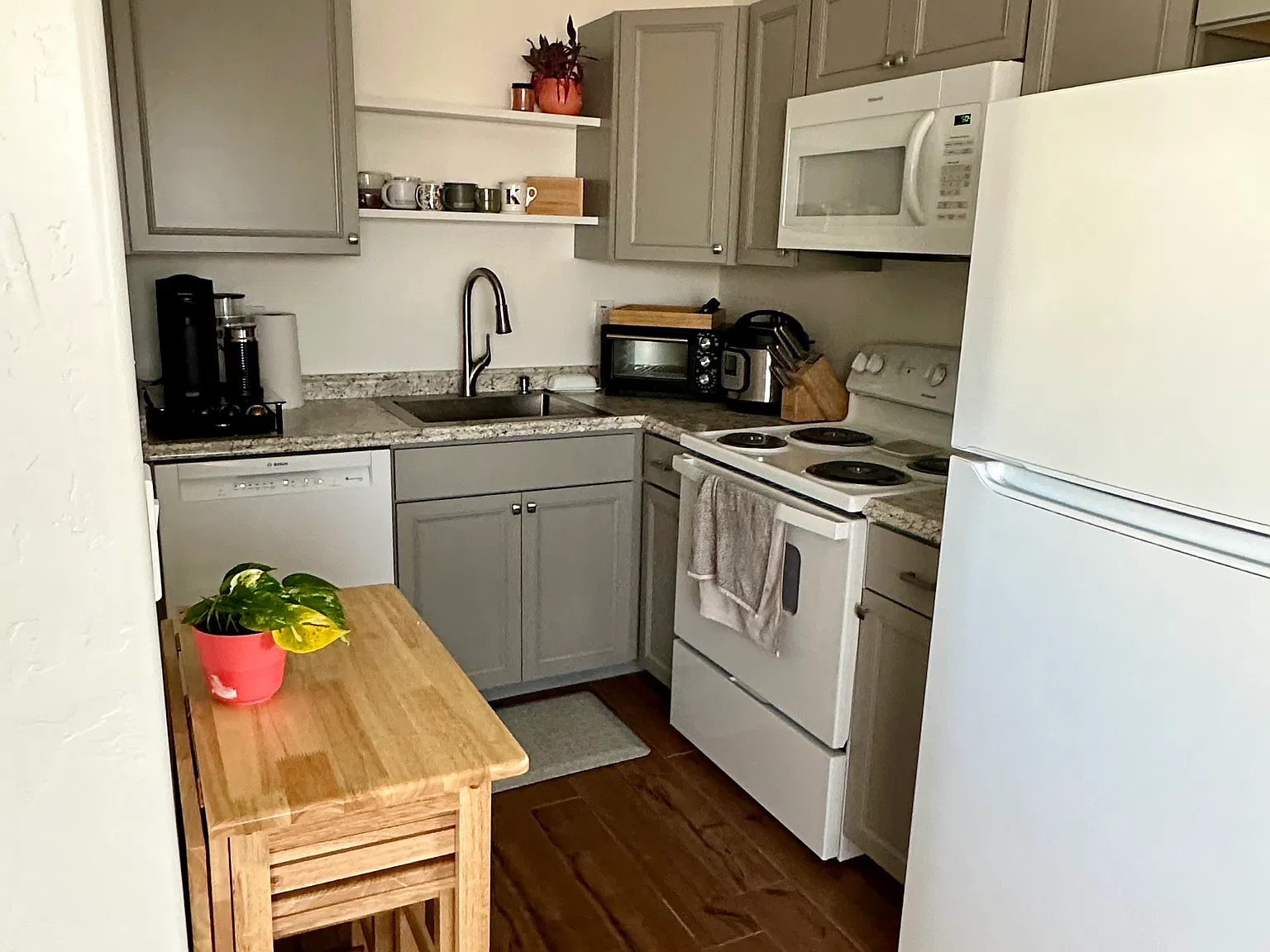 1 bed, 700 sqft, $1,300 — Photo 3