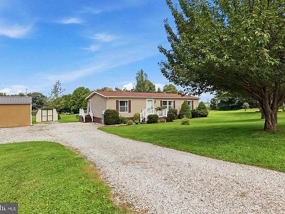 3rd image of 13 Crest Hill Ln