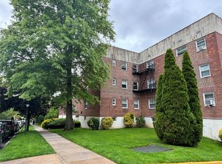 11 Schenck Ave APT 2E, Great Neck, NY 11021