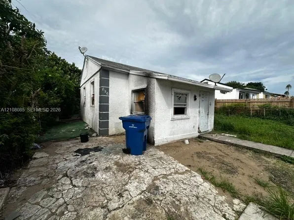 856 W 4th St, Riviera Beach, FL 33404