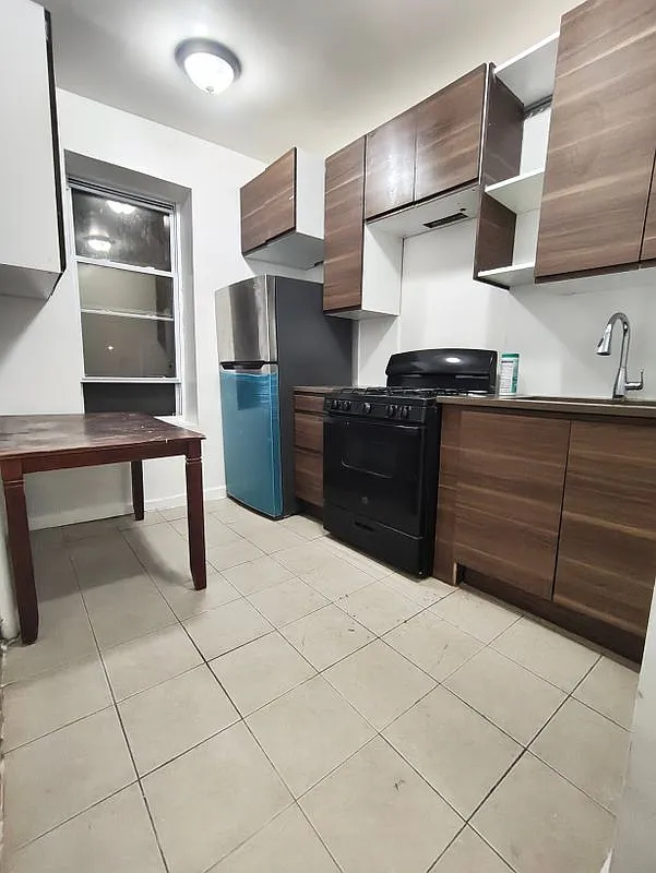 3 bed, 1.0 bath, 2000 sqft, $3,300 — Photo 1