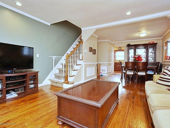 4th image of 10 Aspinwall St