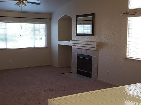 4bd 2ba rental house living room