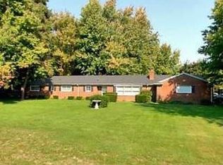 2230 Chalgrove Dr, Troy, MI 48098