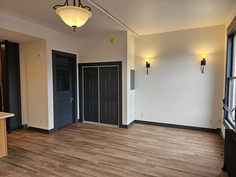 211 Elm St — Photo 3