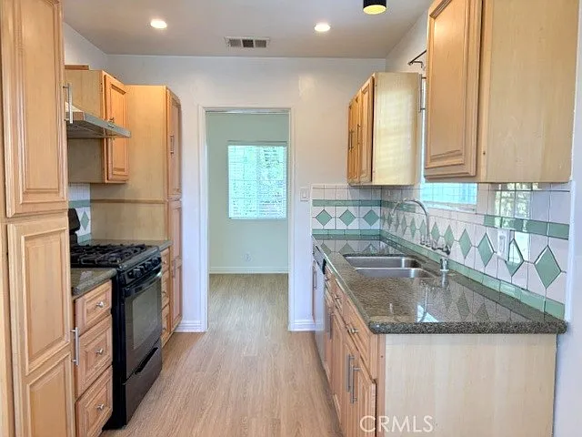 3 bed, 1.5 bath, 1135 sqft, $3,095 — Photo 2