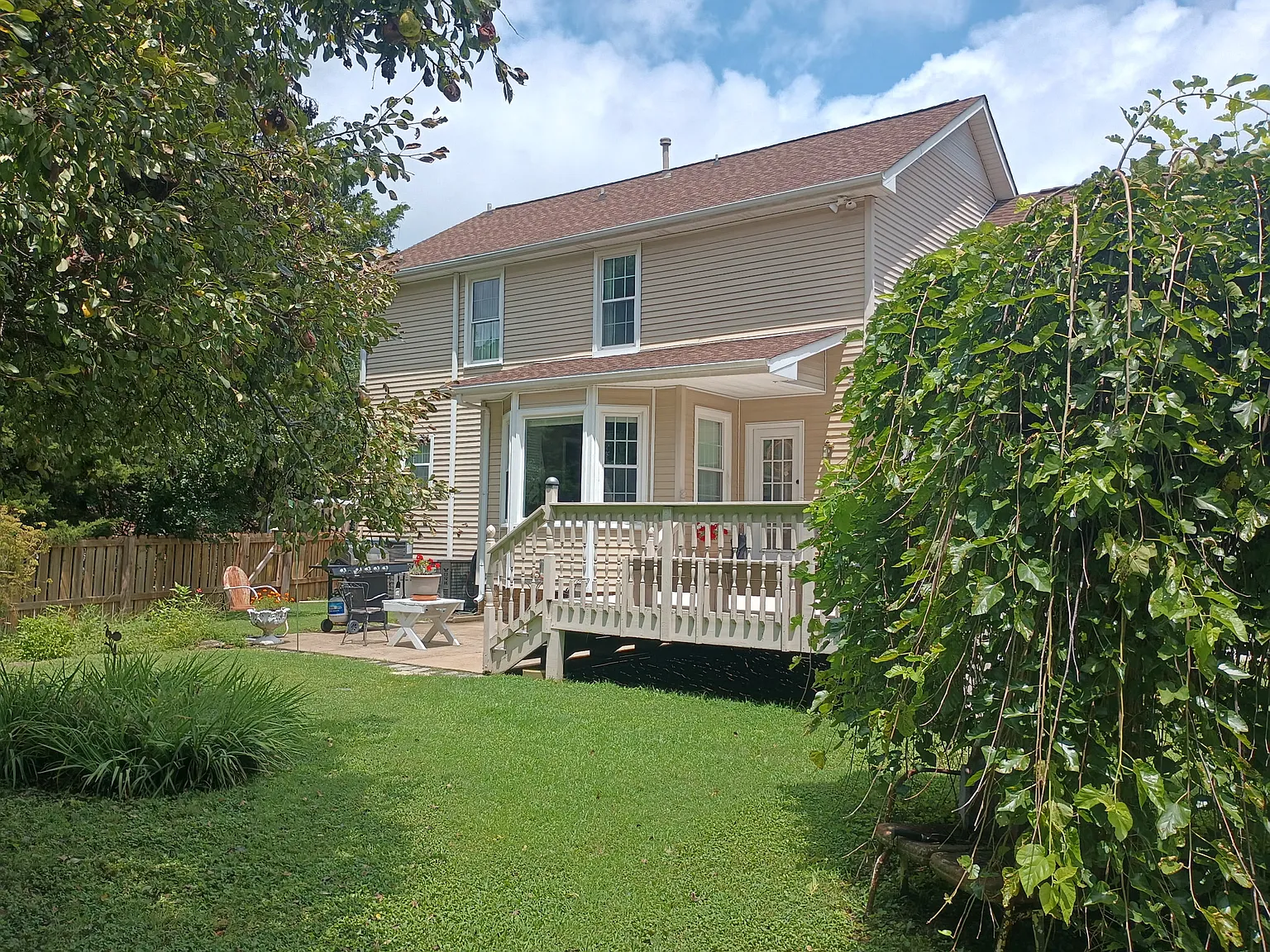 3 bed, 2.5 bath, 2600 sqft, $2,400 — Photo 4