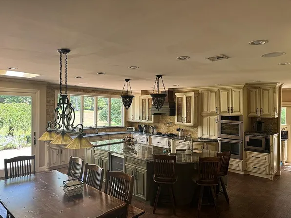 8 Marian Dr, West Windsor, NJ 08550