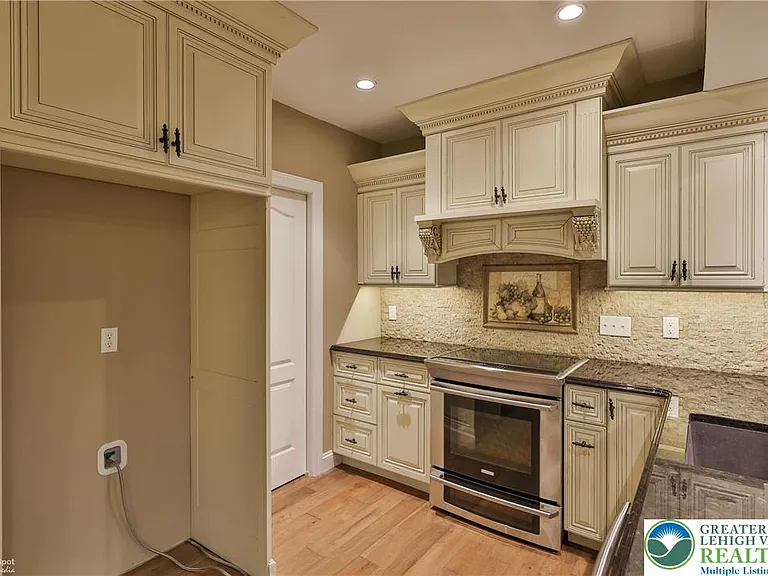 284 Walker Rd — Photo 94