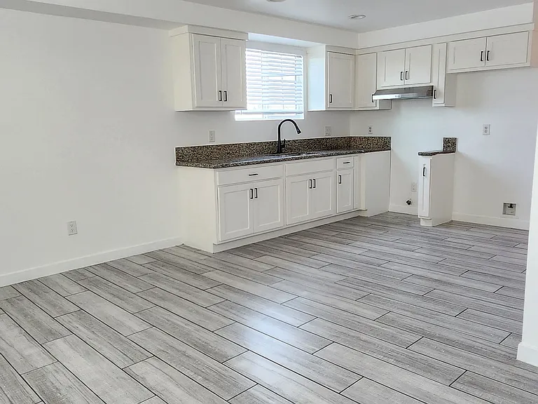 826 W 80th St #1 — Photo 12