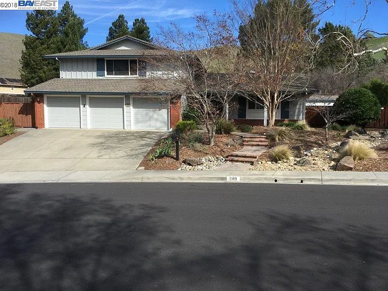 209 Lowell Ct photo 1