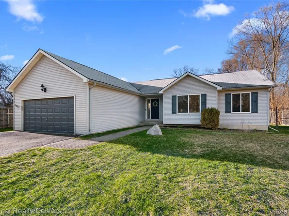3025 Reeder Rd, Clarkston, MI 48346