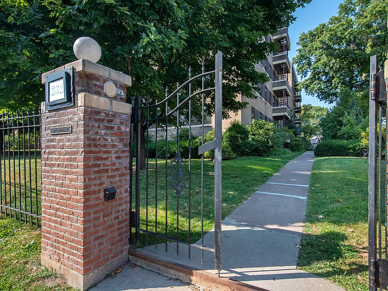 232 Farmington Ave #E9 — Photo 1