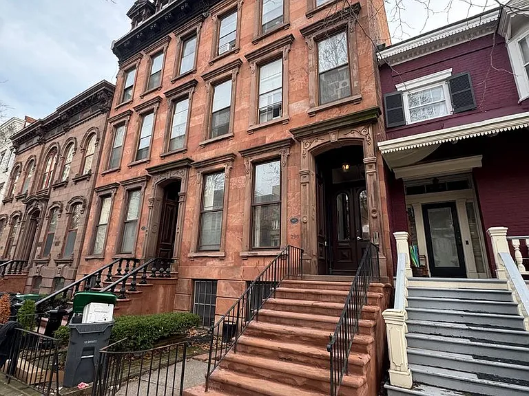 290 State St — Photo 17