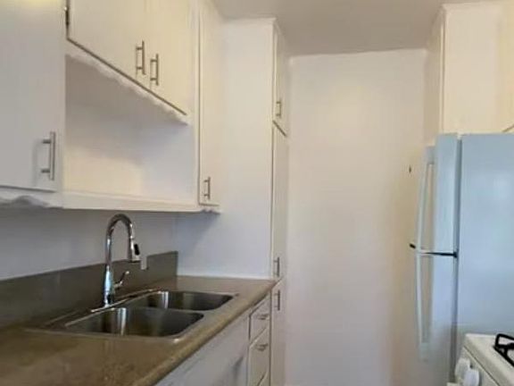 3rd image of 309 N Mariposa Ave #9