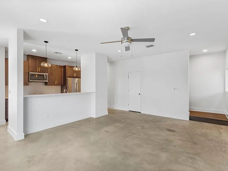 2101 Montopolis Dr #11 — Photo 17