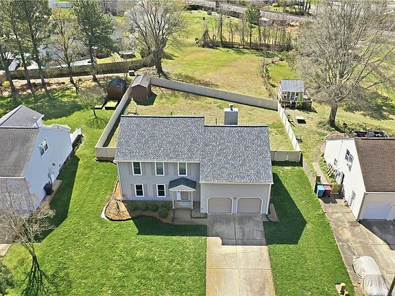 2nd image of 813 Arcadia Rd