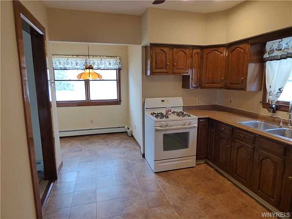 4th image of 62 Chipman Pl