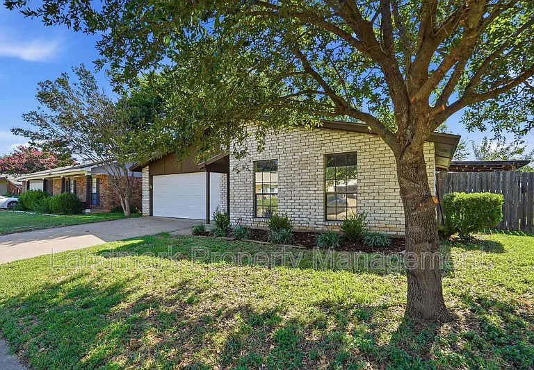2711 Treeview Dr — Photo 4