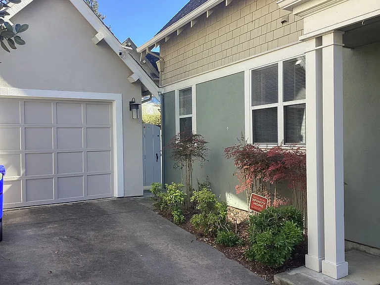 204 Roosevelt Ter — Photo 2