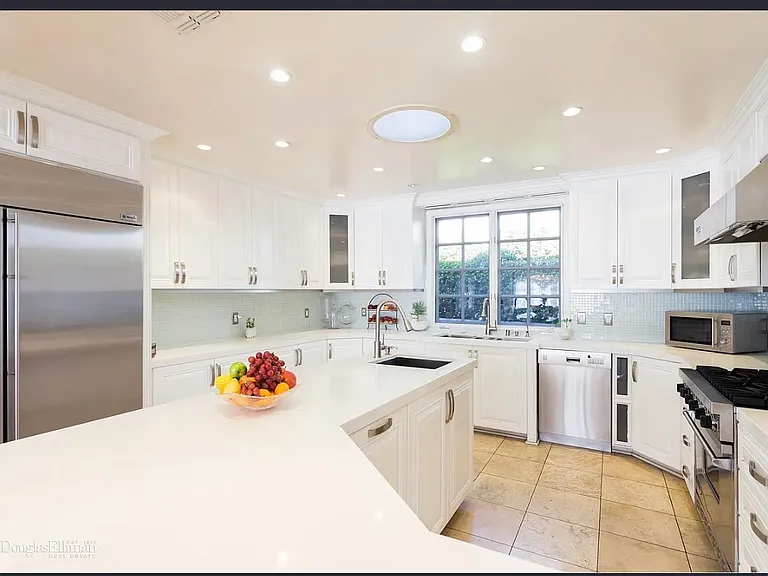 711 Schumacher Dr — Photo 6