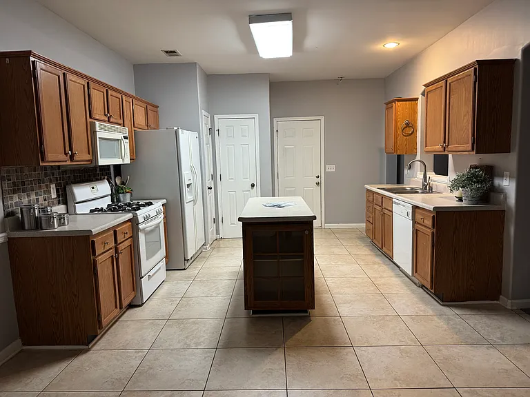 106 Lexington Parke Dr — Photo 2