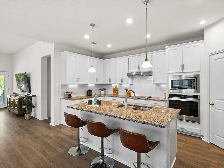 211 Brookside St — Photo 3
