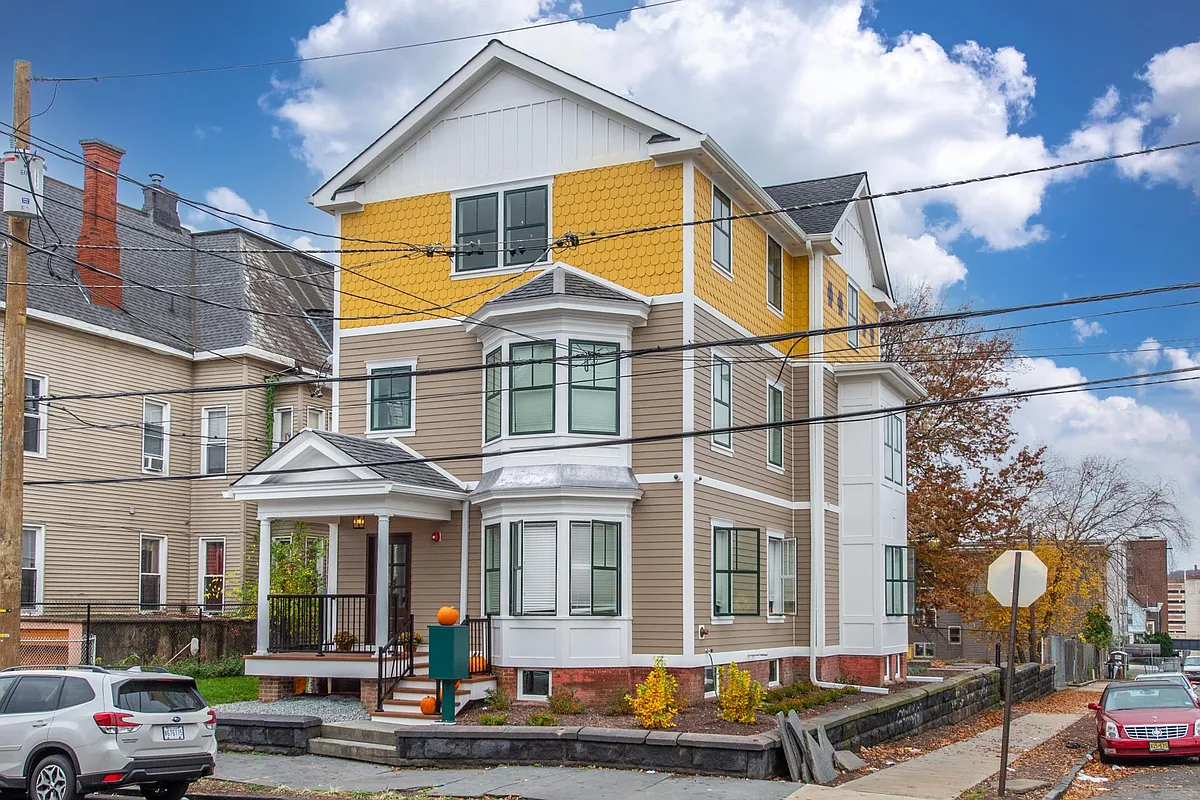 Building Photo - 84 Auburn St #3B